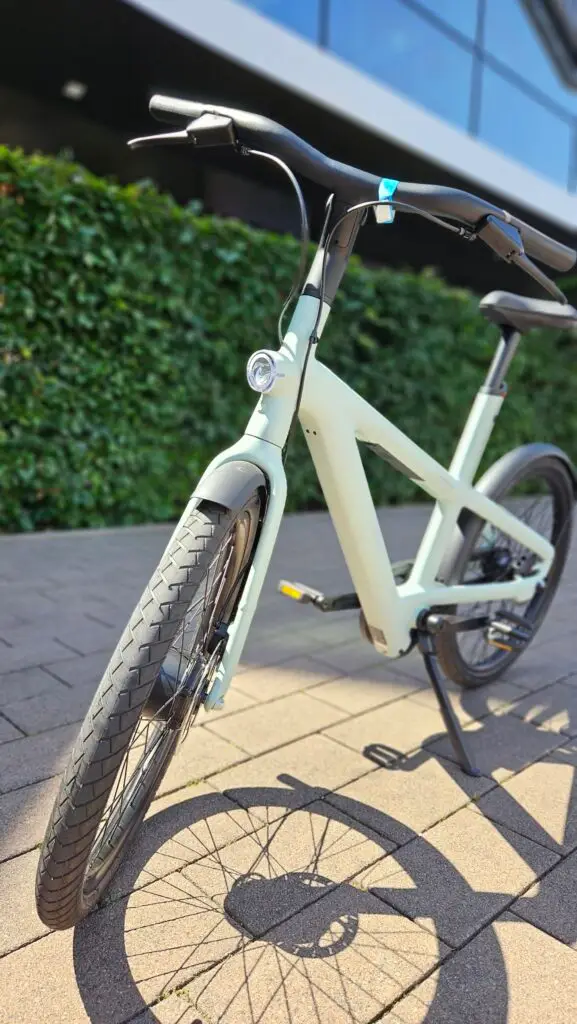 VanMoof S6 open mint in Leipzig vor einer Hecke