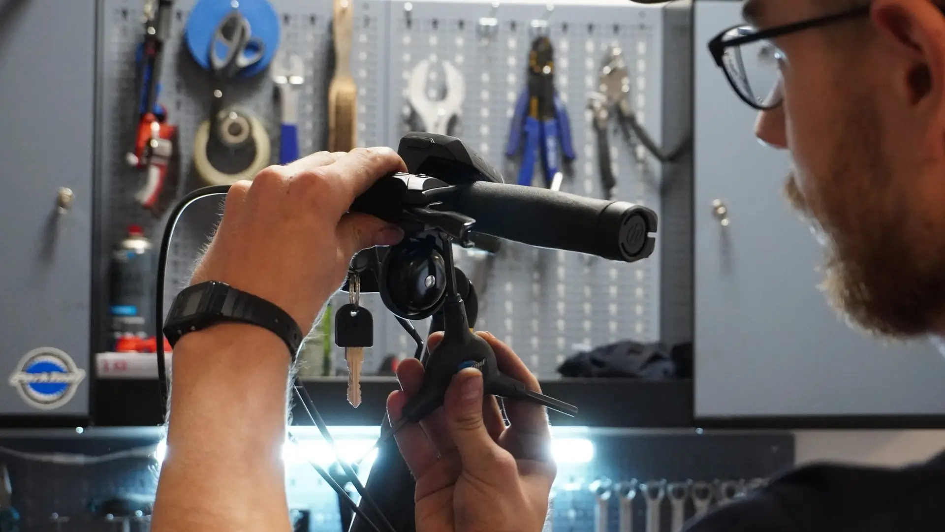 Ob Inspektion, Schlauchwechsel oder aufwendige Fehleranalyse bei einem E-Bike, unser Mechaniker Jan löst das Problem.