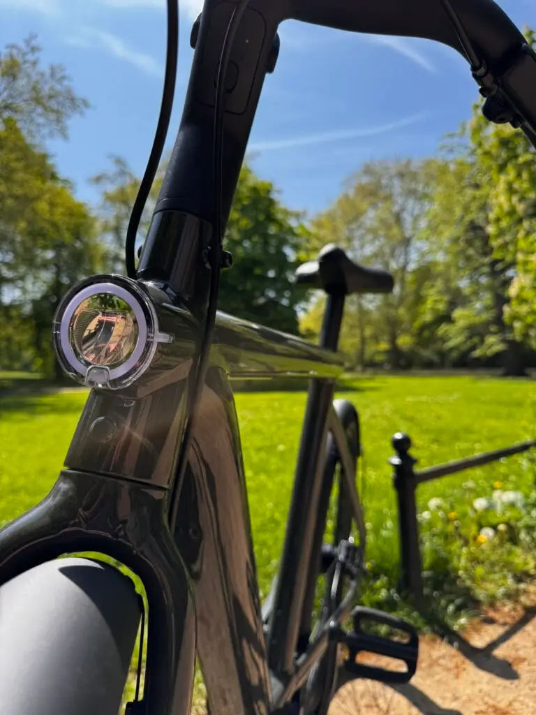 VanMoof S5 dark grey im Clara Zetkin Park in Leipzig