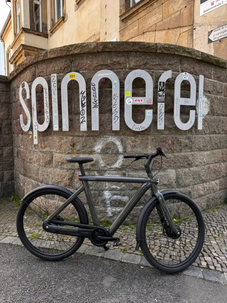 VanMoof S6 vor der Baumwollspinnerei