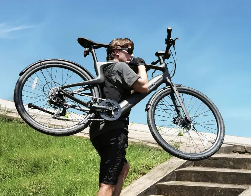 Erstaunlich leicht: Das Carbon 1 Pro lässt sich mühelos tragen.