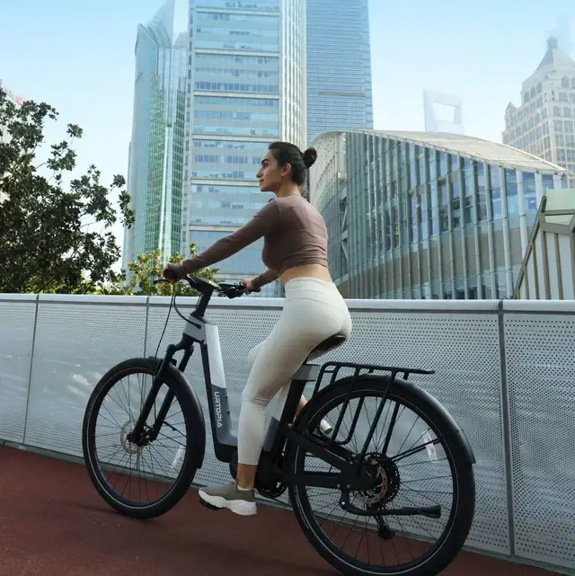 Urtopia Fusion E-Bike mit Federgabel und Shimano CUES Schaltung.